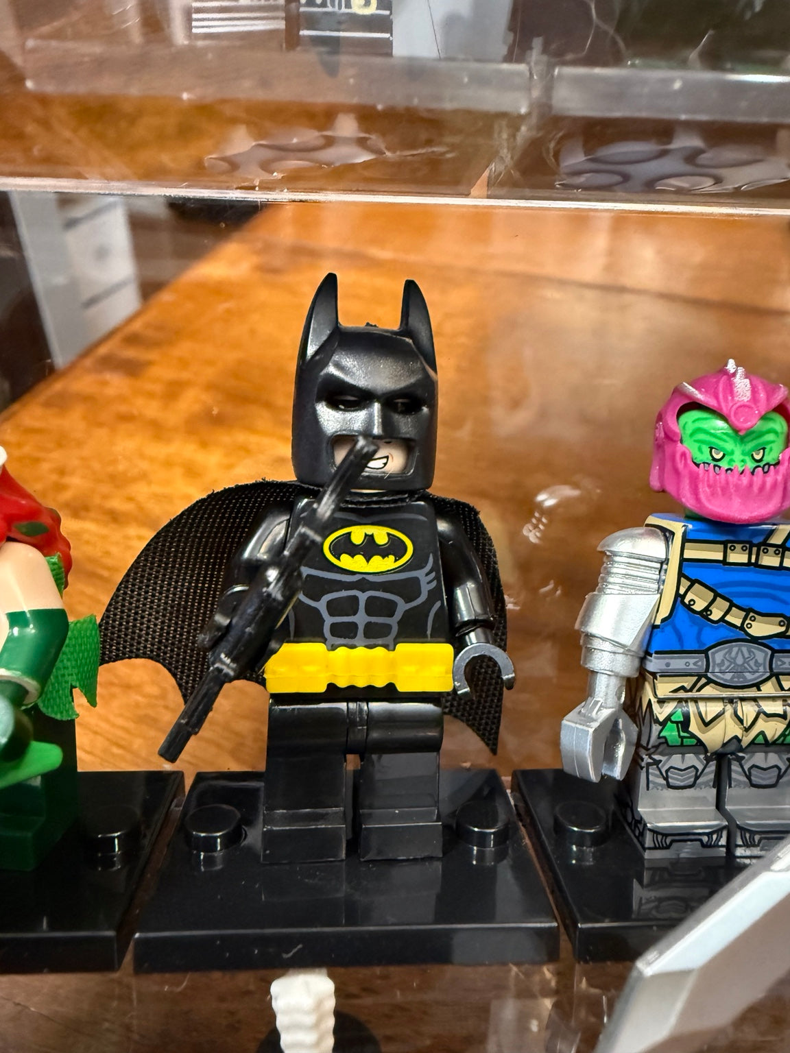 Batman brick minifigure with cape and weapon